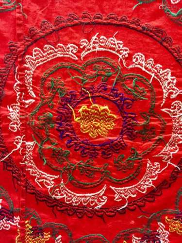 Grande tenture « Suzani » en satin de coton rouge …
