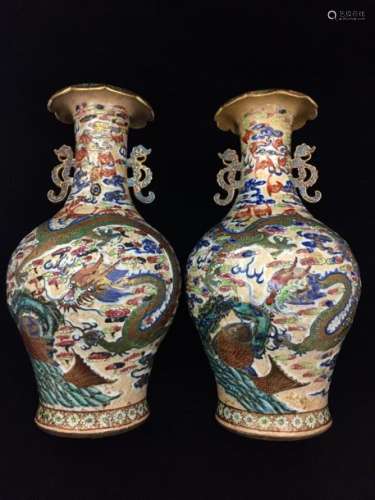 Paire de vases balustres en porcelaine décor polyc…