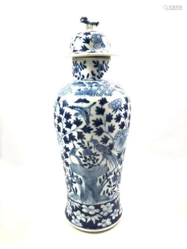 CHINE Potiche couverte en porcelaine à décor bleu …