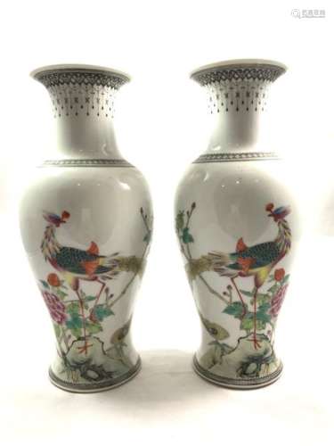Paire de vases de forme balustre, en porcelaine, à…