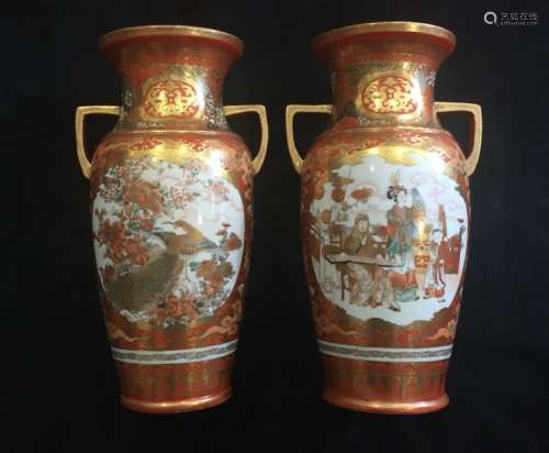 JAPON – une paire de vase à anse en porcelaine en …