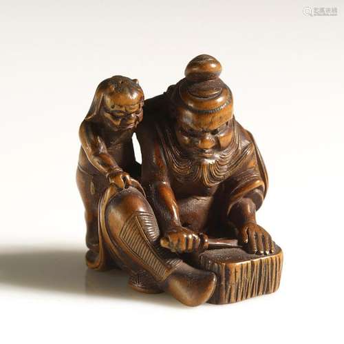 Netsuke en bois Personnage aiguisant une épée sous…