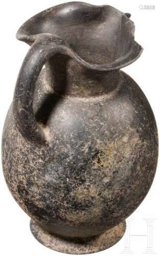 Etruskische Bucchero-Kanne mit Kleeblattmündung, 6. Jhdt. v. Chr.Große, schwarze Kleeblattkanne