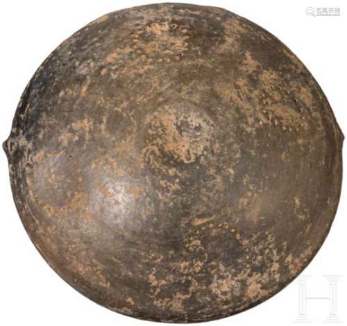Villanovazeitliche Schale mit reichem Dekor, faliskisch, 8. Jhdt. v. Chr.Dunkelbraune Schale (