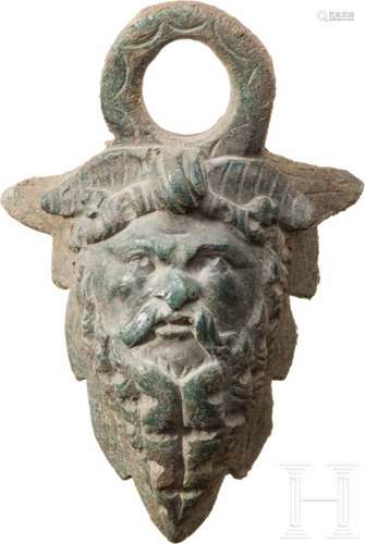 Satyr-Applike eines Bronzegefäßes, römisch, 1. - 2. Jhdt.Große Henkelöse mit bärtigem, detailreich