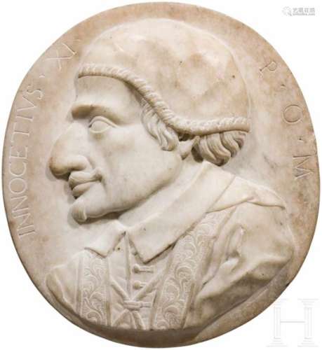 Barock-Marmortondo mit reliefiertem Portrait des Papstes Innozenz XI., Italien, 17. Jhdt.Weißes,