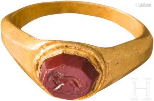 Goldring mit Löwen-Intaglio, römisch, 3. Jhdt.Goldring mit im unteren Teil im Querschnitt D-förmig