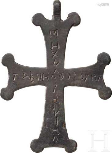 Großer Kreuzanhänger mit Inschrift, mittelbyzantinisch, 9. - 11. Jhdt.Bronzekreuz mit massiver Öse