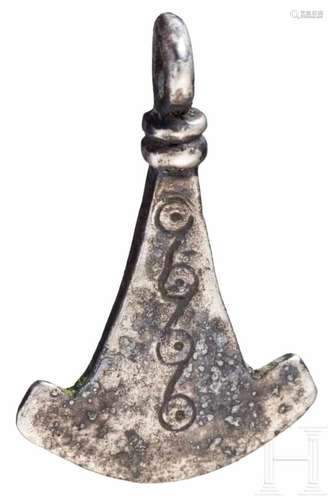 Thorshammeramulett, wikingisch, 10. Jhdt.Silberner, flacher Anhänger mit quer zur Fläche des Hammers