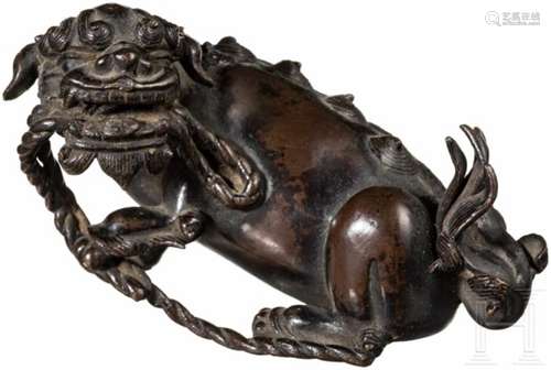 Foo-Löwe aus Bronze, China, 18./19. Jhdt.Hohl gearbeiteter Bronzeguss mit schöner, schwärzlich-