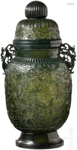 Große Vase aus geschnittener Jade, China, 19. Jhdt.Einteilig aus Jade geschnittener, ovaler Korpus