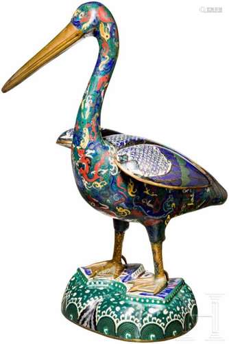 Cloisonné-Skulptur in Form eines Pelikans, China, um 1900Naturalistisch gestaltete Figur in