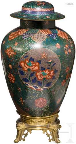 Cloisonné-Vase, Japan, Meiji-PeriodeBauchige Vase mit kurzem Hals und gewölbtem Stülpdeckel.