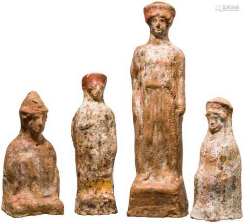 Gruppe von vier Terrakotta-Statuetten, griechisch-römischZwei Terrakotten von stehenden, reich