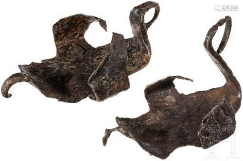 Zwei Hipposandalen, römisch, 1. - 4. Jhdt.Zwei schmiedeeiserne Hufschuhe mit seitlichen Stützlappen.