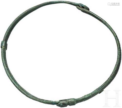 Bronzetorques, Südosteuropa, 12. - 11. Jhdt. v. Chr.Spätbronzezeitlicher Halsring, gefertigt aus