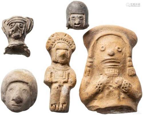 Terrakottafigur und vier Fragmente, Peru, präkolumbianischTerrakottafigur eines thronenden Mannes