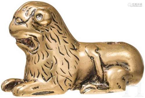 Gotischer Bronze-Löwe, Niederlande, 15. Jhdt.Vollplastisch ausgearbeiteter, liegender Löwe in