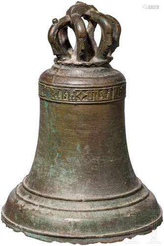 Bronzeglocke mit gotischer Inschrift, 15. Jhdt.Schmale, hohe, gotische Glocke mit einer Krone aus