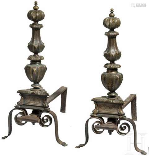 Ein Paar große Renaissance-Feuerböcke (Andirons), Venedig, 2. Hälfte 16. Jhdt.Dreibeinige,