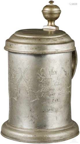 Krug der Schützenstifter von Zittau, datiert 1740Schwerer Walzenkrug aus Zinn mit abgesetztem