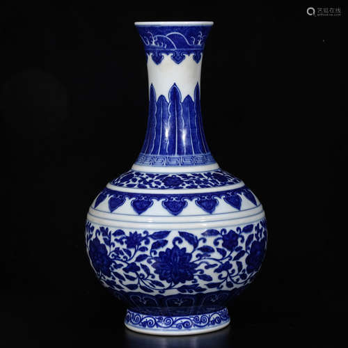 A Chinese Blue and White Porcelain Vase