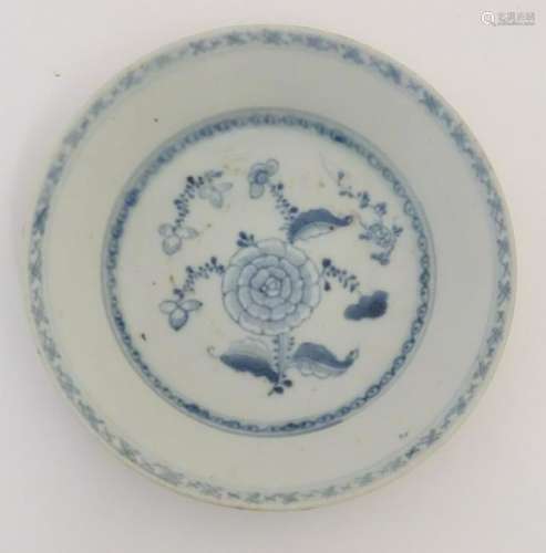 An 18thC Chinese blue and white plate, with hand