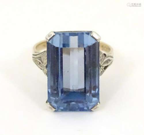 A 9ct gold ring set with large topaz . The topaz 5/8''