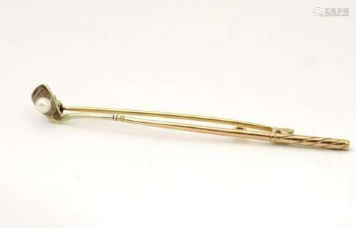 A 9ct gold bar brooch with golf club decoration with