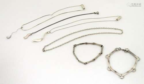 Assorted jewellery including a silver bracelet by links