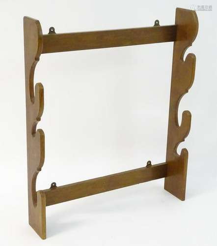 An early-20thC carved mahogany gun/rifle rack, with