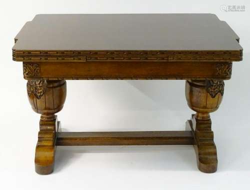 An early / mid 20thC oak draw leaf dining table, with a