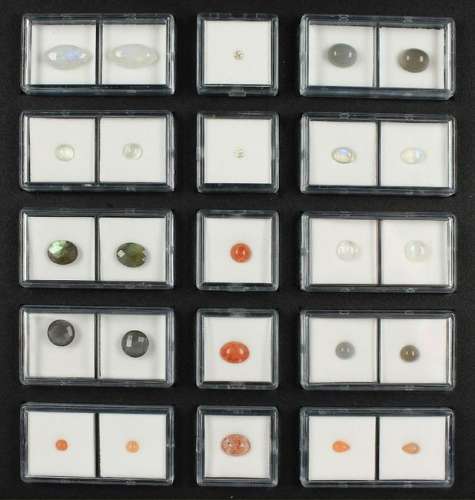 Lot with 15 boxes loose coloured stones of theGEM