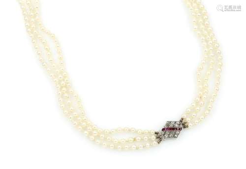 3-row pearl necklace with jewelry clasp