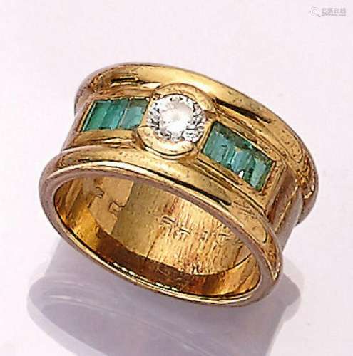 14 kt gold ring with emeralds and brilliant