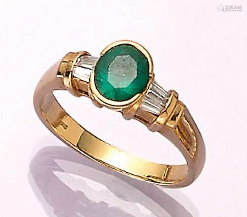 18 kt gold ring with emerald and diamonds