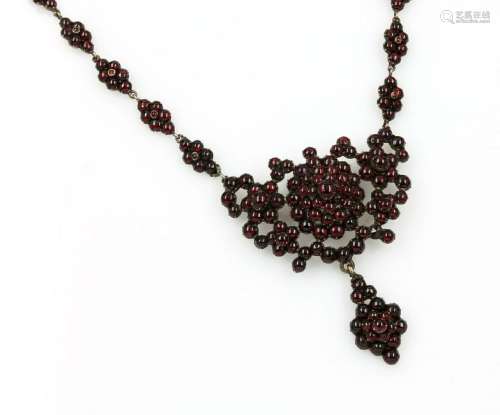 Necklace with garnets, ca. 1890/1900