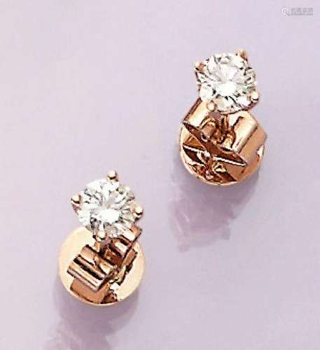 Pair of 14 kt gold earrings with brilliants