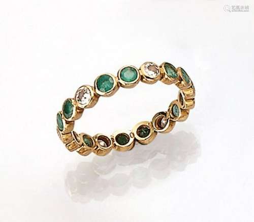 18 kt gold memoryring with emeralds and brilliants