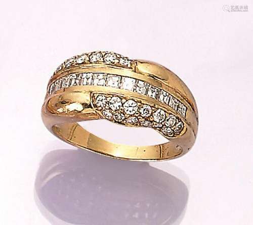 18 kt gold ring with diamonds