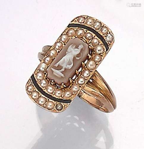 18 kt gold ring with pearl and layer stone cameo