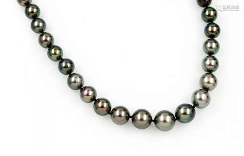 Necklace made of cultured tahitian pearls