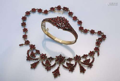 Lot garnet jewellery