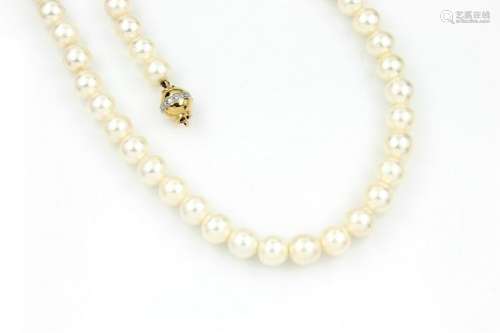 Necklace with cultured akoya pearls and brilliants