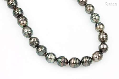 Necklace with cultured tahitian pearls