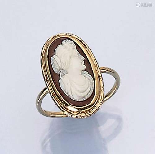 14 kt gold ring with layer stone cameo