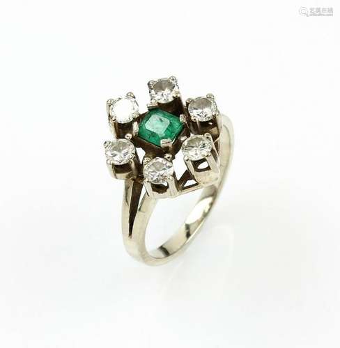 18 kt gold ring with emerald and brilliants