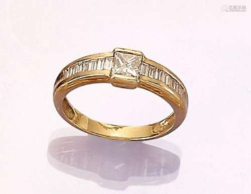 18 kt gold ring with diamonds