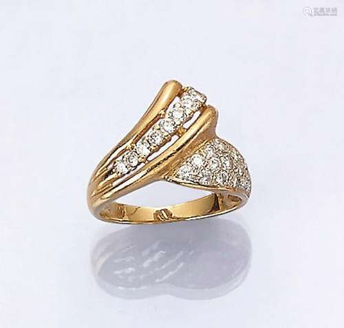 18 kt gold ring with brilliants