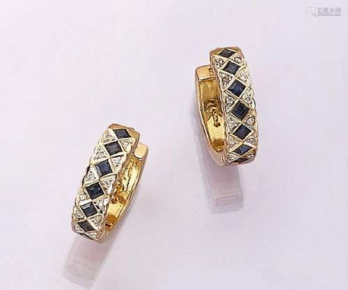 Pair of 18 kt gold hoop earrings with sapphires and